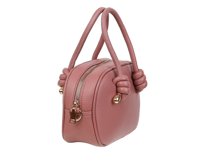 Bolso de mano color rosa con textura rugosa, asas superiores con detalle de nudos y herrajes dorados.