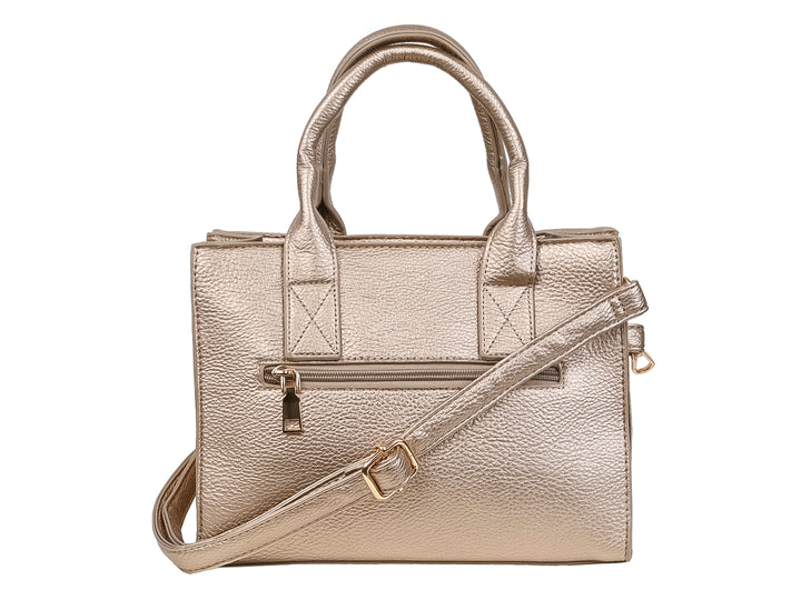 Bolso de mano color dorado con textura granulada, asas superiores y bolsillo frontal con cierre.