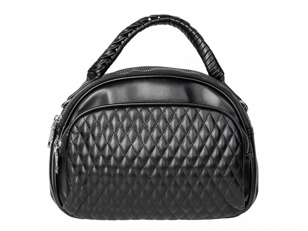 Bolso negro de material sintético con diseño acolchado en forma de diamante y asa superior trenzada.