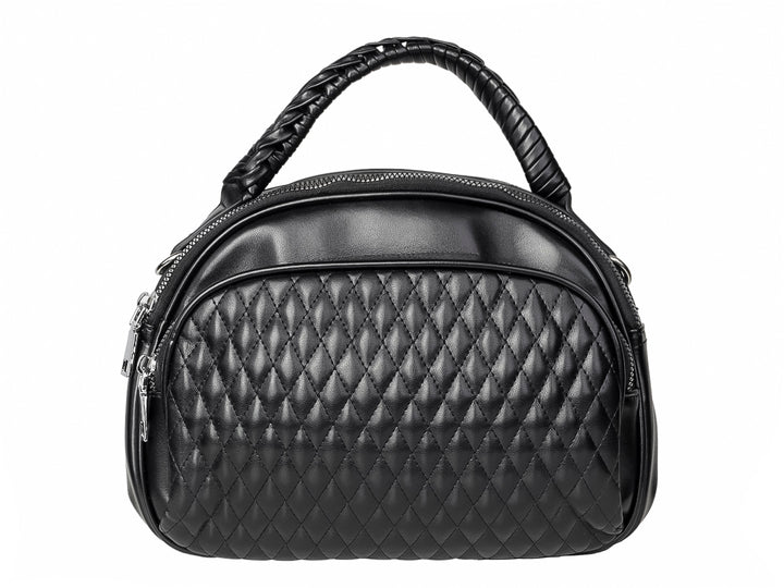 Bolso negro de material sintético con diseño acolchado en forma de diamante y asa superior trenzada.