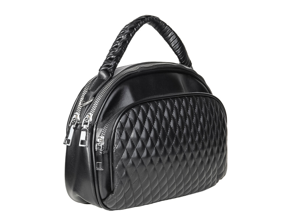 Bolso negro de material sintético con diseño acolchado en forma de diamante y asa superior trenzada.