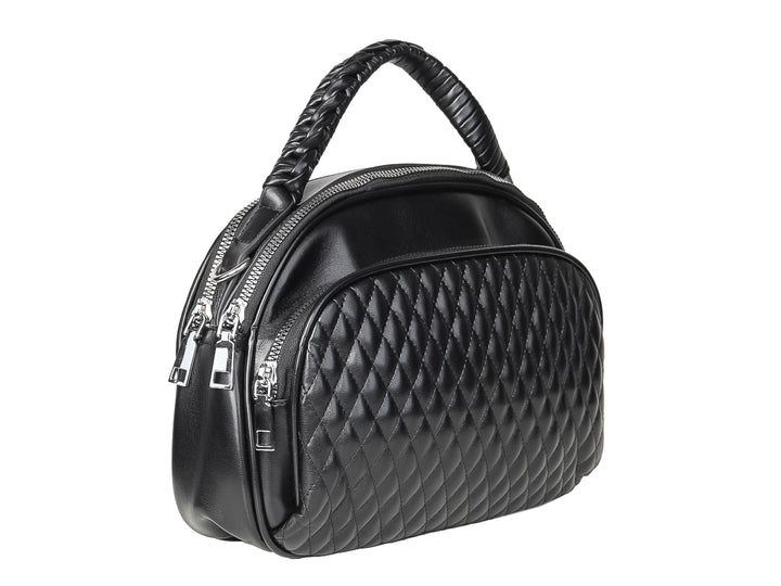 Bolso negro de material sintético con diseño acolchado en forma de diamante y asa superior trenzada.