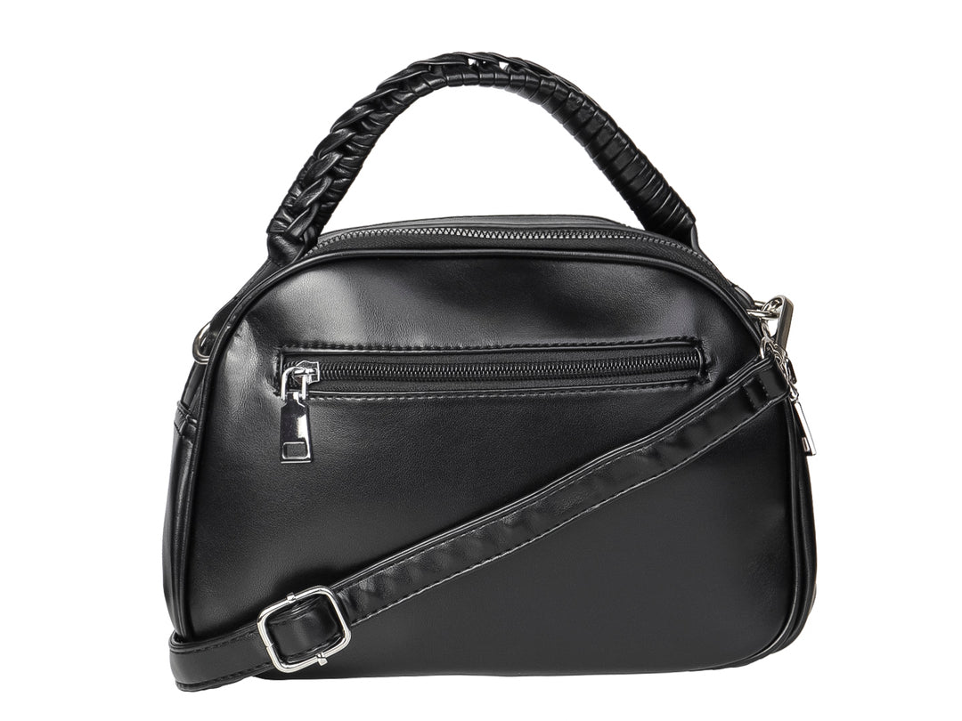 Bolso negro de material sintético con diseño acolchado en forma de diamante y asa superior trenzada.