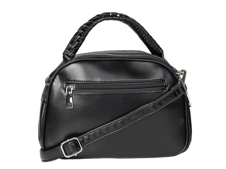 Bolso negro de material sintético con diseño acolchado en forma de diamante y asa superior trenzada.