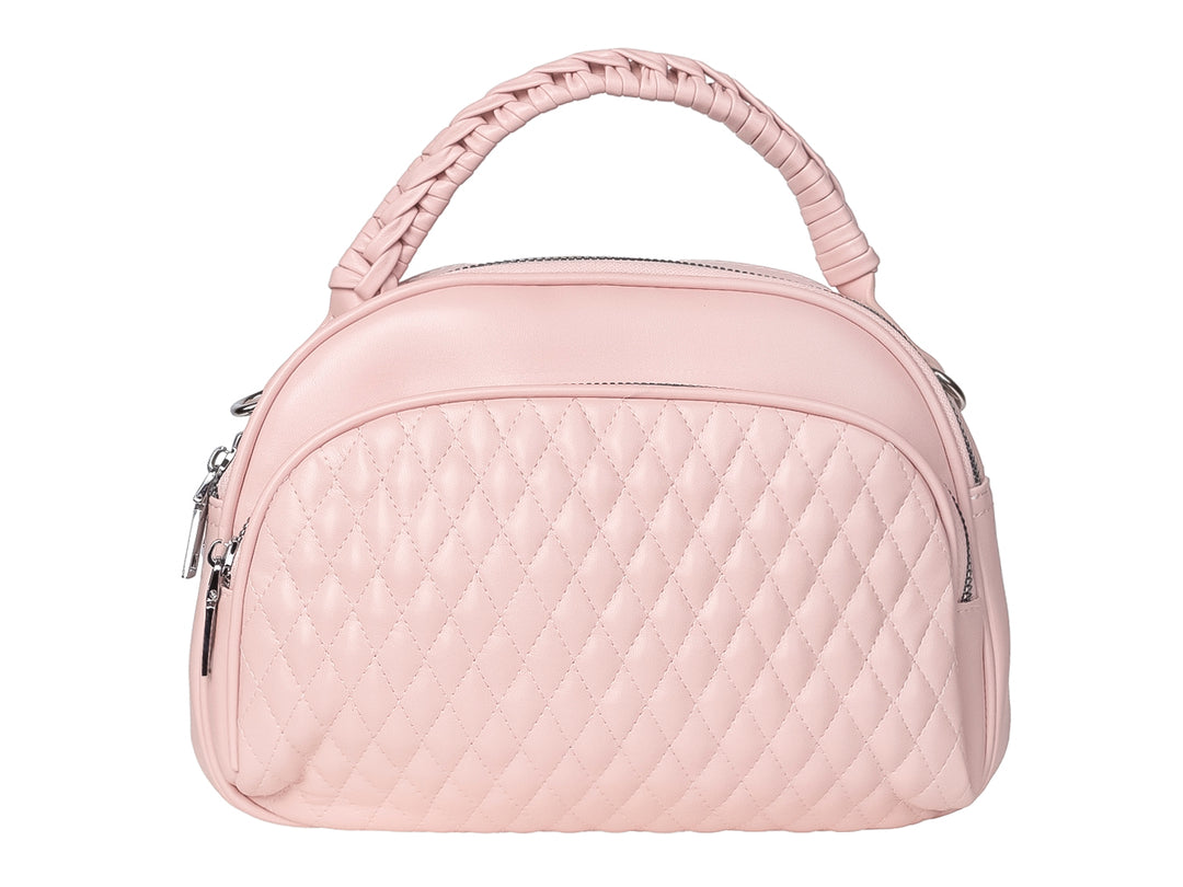 Bolso color rosa con diseño acolchado en rombos y asa superior trenzada.