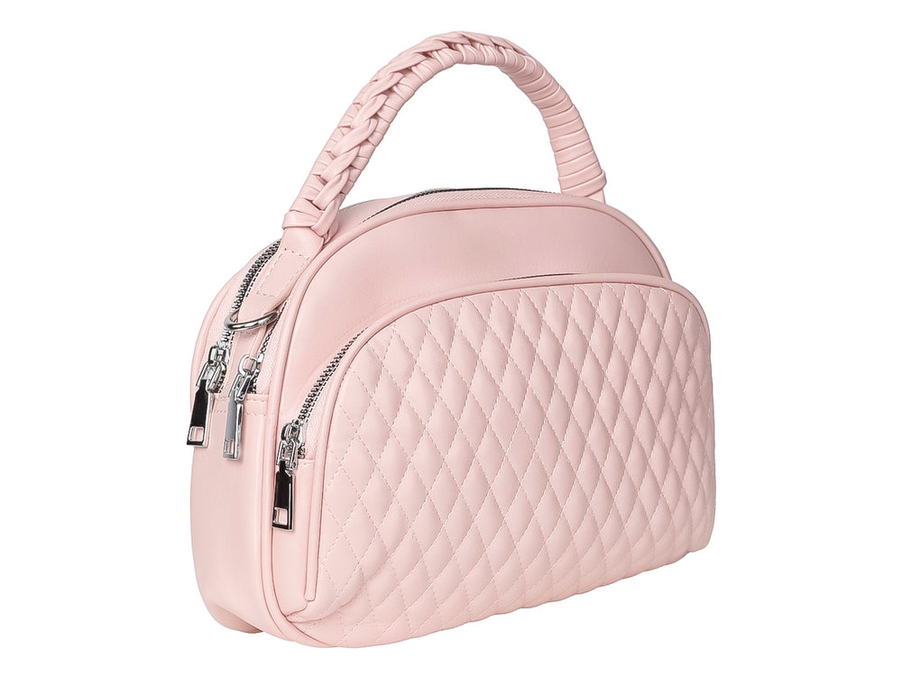 Bolso color rosa con diseño acolchado en rombos y asa superior trenzada.
