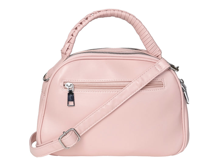 Bolso color rosa con diseño acolchado en rombos y asa superior trenzada.