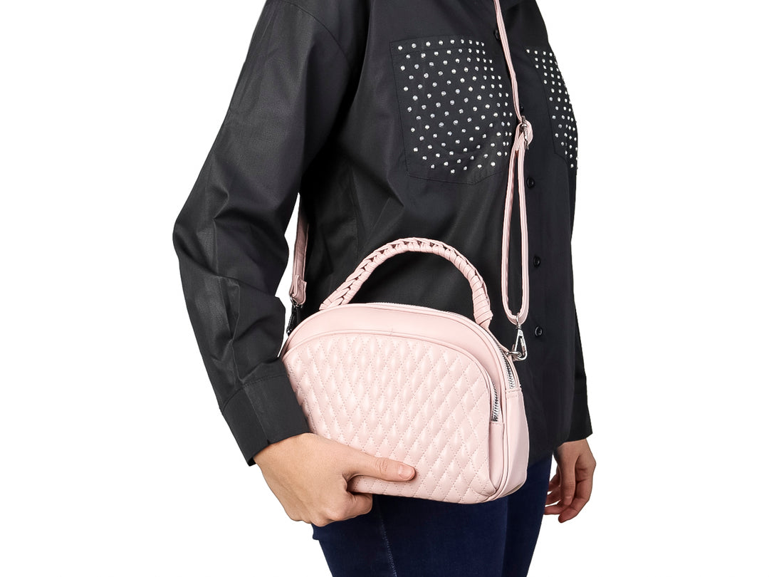 Bolso color rosa con diseño acolchado en rombos y asa superior trenzada.