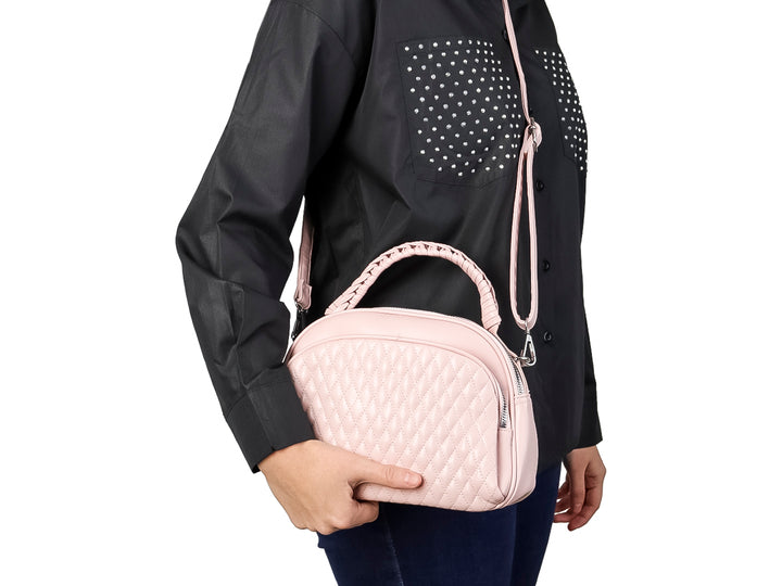 Bolso color rosa con diseño acolchado en rombos y asa superior trenzada.
