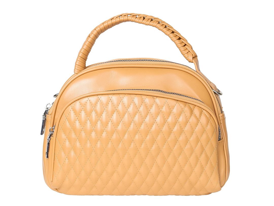 Bolso color khaki con diseño acolchado, asa superior trenzada y cierres plateados.