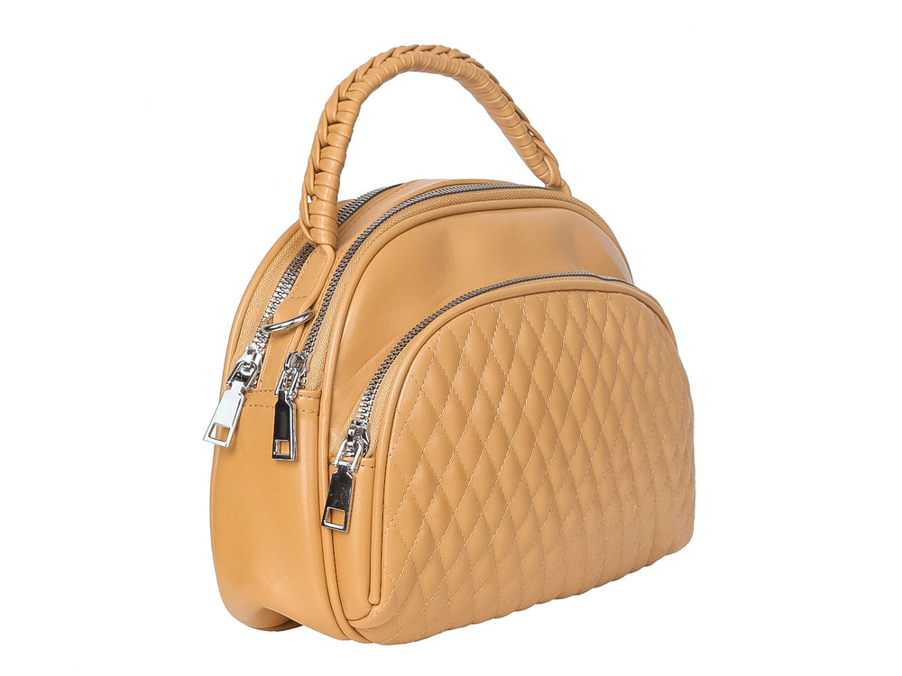 Bolso color khaki con diseño acolchado, asa superior trenzada y cierres plateados.