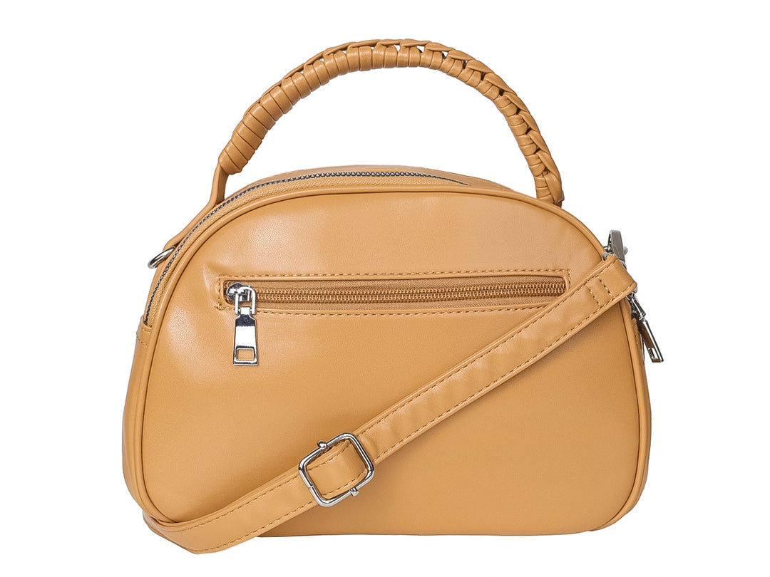 Bolso color khaki con diseño acolchado, asa superior trenzada y cierres plateados.