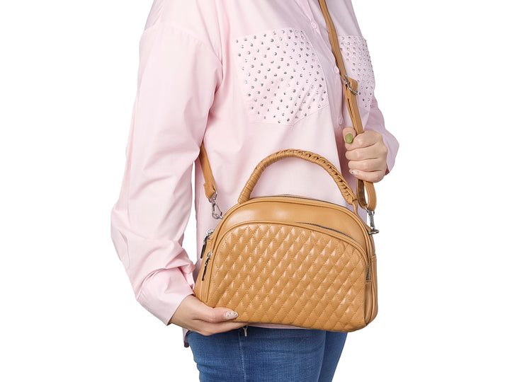 Bolso color khaki con diseño acolchado, asa superior trenzada y cierres plateados.