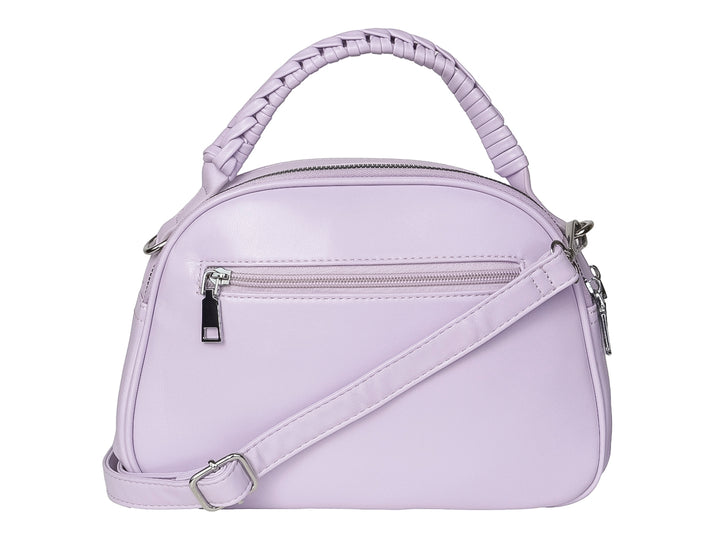 Bolso morado de material sintético con diseño acolchado en rombos y asa superior trenzada.