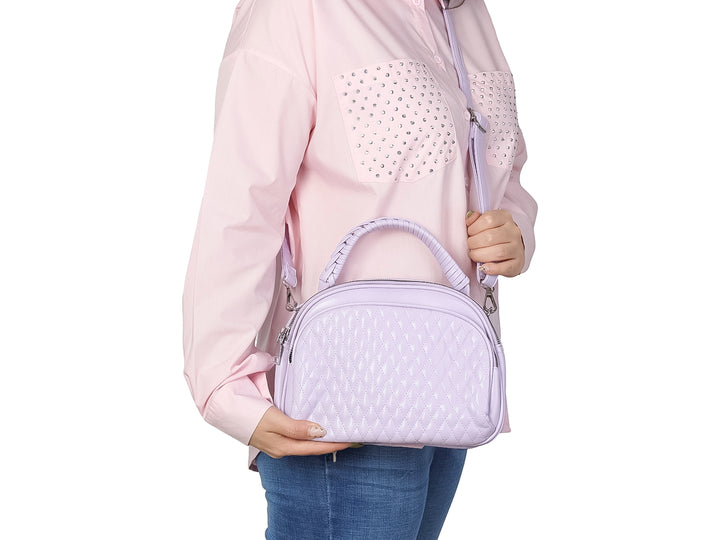 Bolso morado de material sintético con diseño acolchado en rombos y asa superior trenzada.