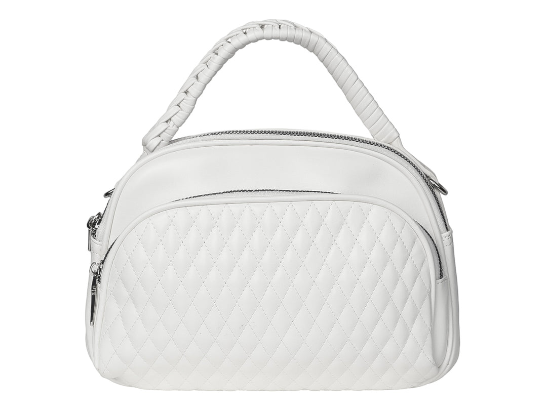 Bolso de mano color blanco con textura acolchada en forma de rombos y asa superior trenzada.