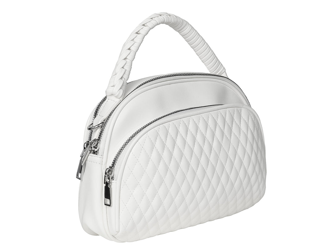 Bolso de mano color blanco con textura acolchada en forma de rombos y asa superior trenzada.