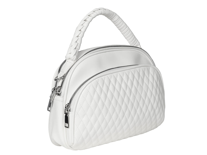 Bolso de mano color blanco con textura acolchada en forma de rombos y asa superior trenzada.
