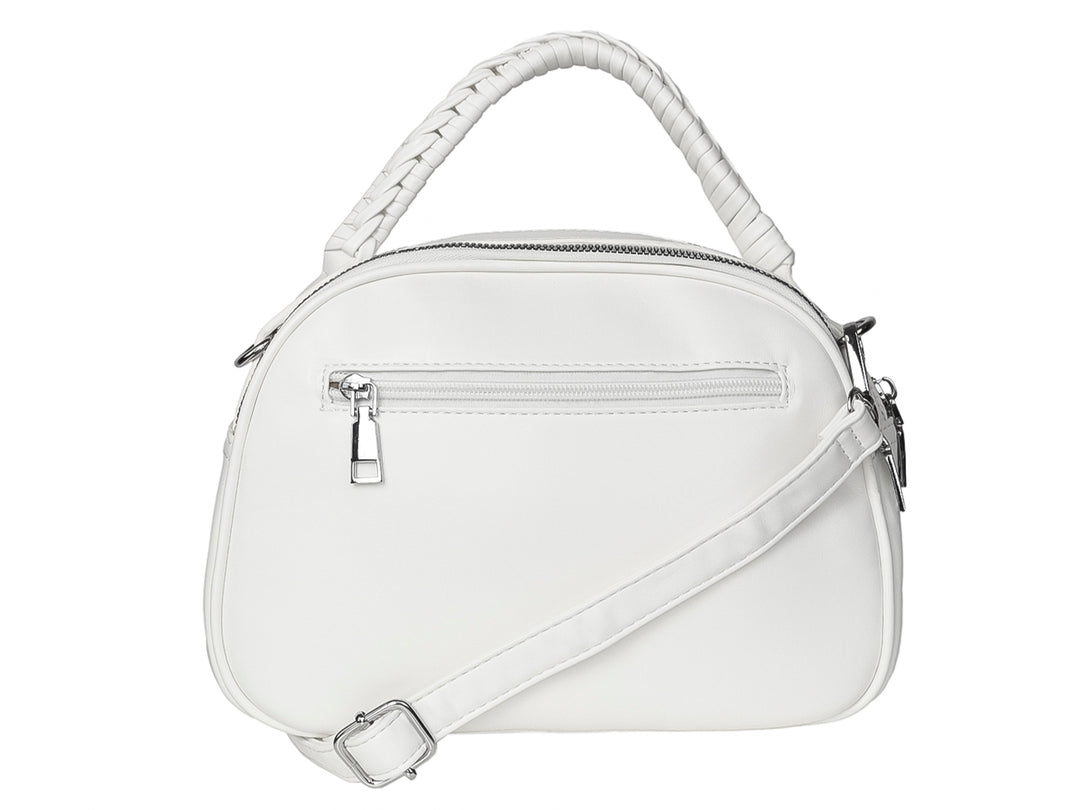 Bolso de mano color blanco con textura acolchada en forma de rombos y asa superior trenzada.