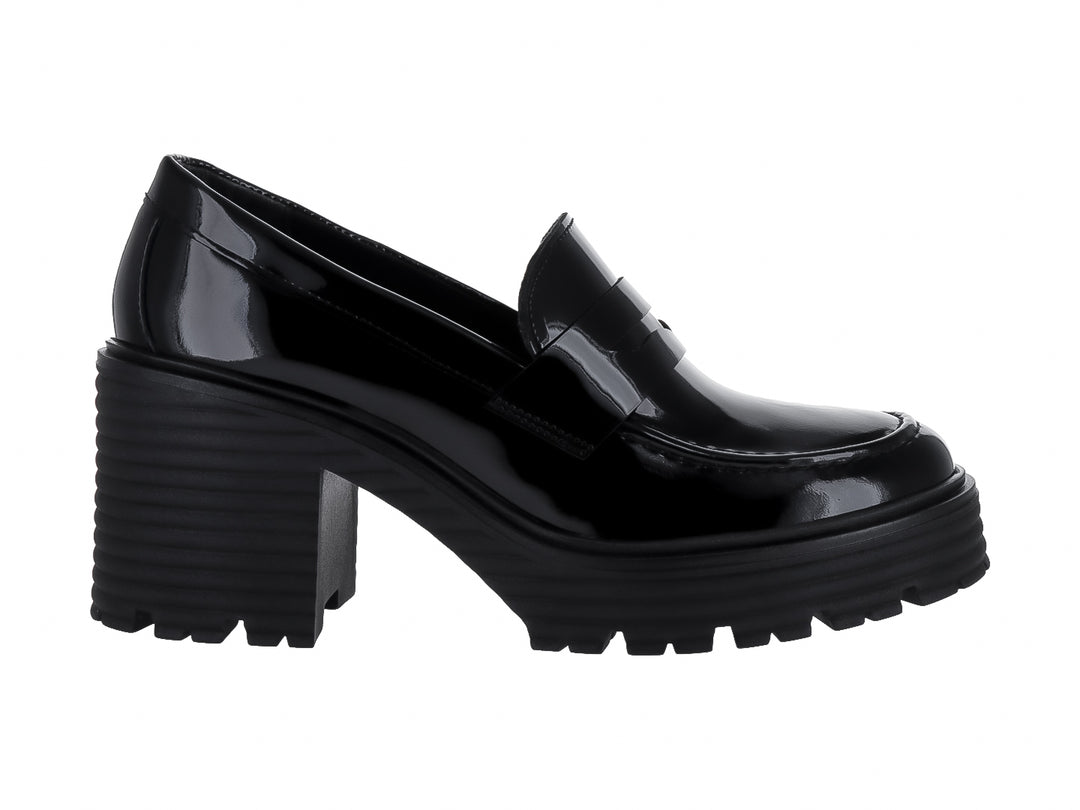 Zapato tipo mocasín de charol negro con tacón grueso y suela track dentada.