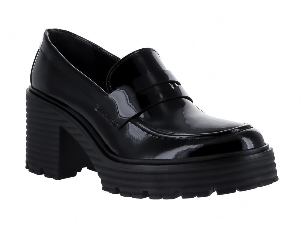 Zapato tipo mocasín de charol negro con tacón grueso y suela track dentada.