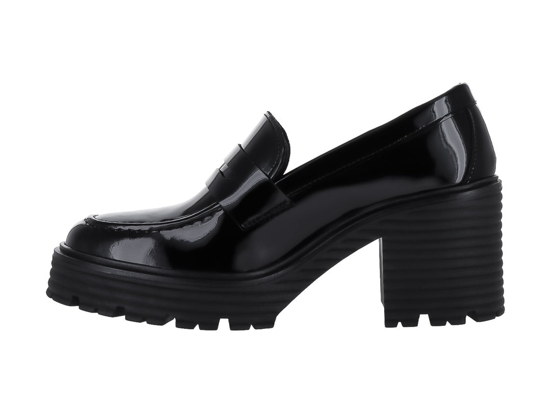 Zapato tipo mocasín de charol negro con tacón grueso y suela track dentada.