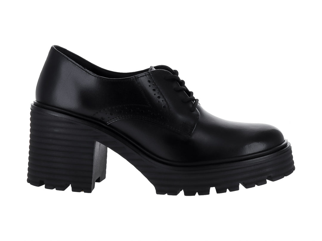 Zapato negro de tacón cuadrado y plataforma con suela dentada y cierre de cordones para mujer.