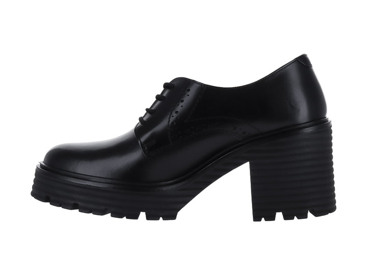 Zapato negro de tacón cuadrado y plataforma con suela dentada y cierre de cordones para mujer.