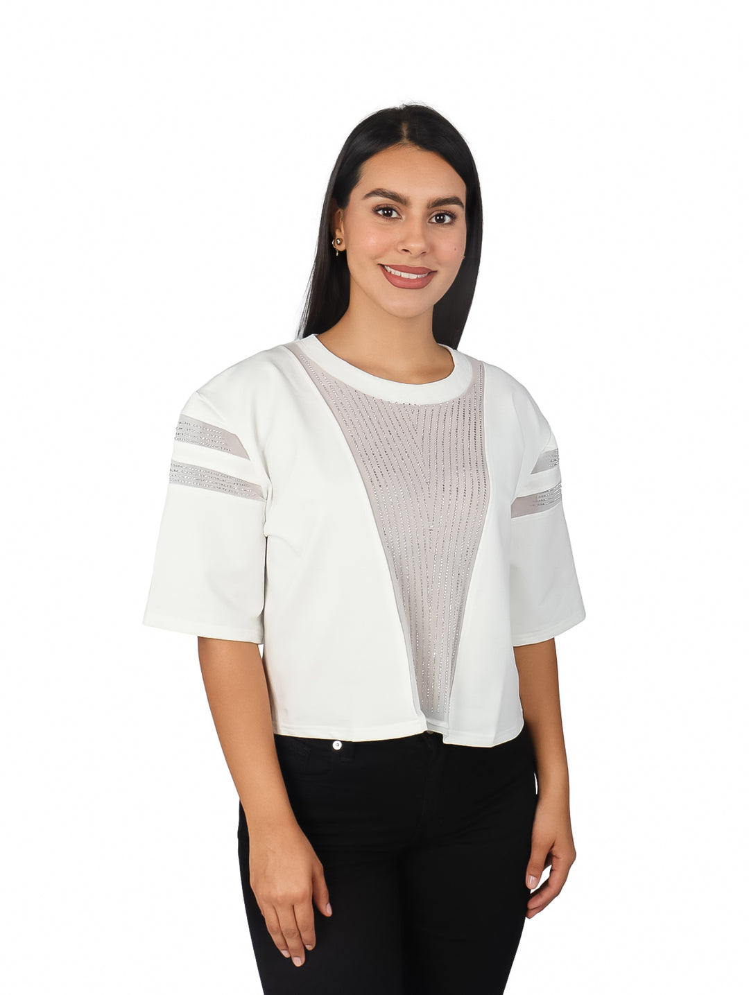 Mujer vistiendo un crop top blanco de manga corta con panel central y detalles laterales en color gris.