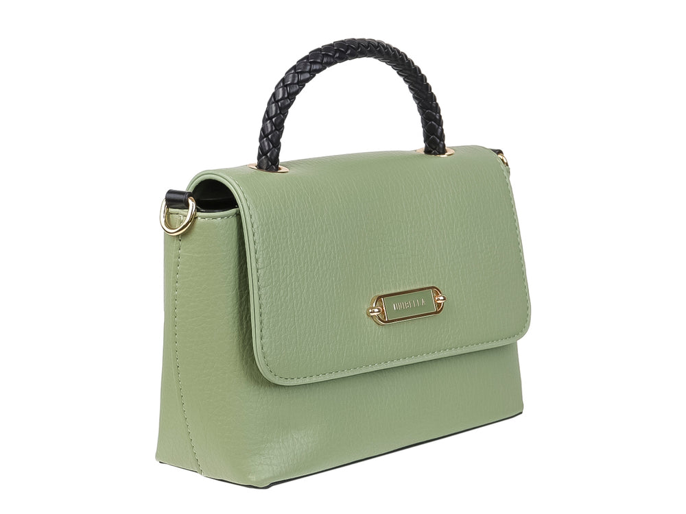 Bolso de mano color verde con asa superior trenzada en negro y detalle metálico dorado al frente.