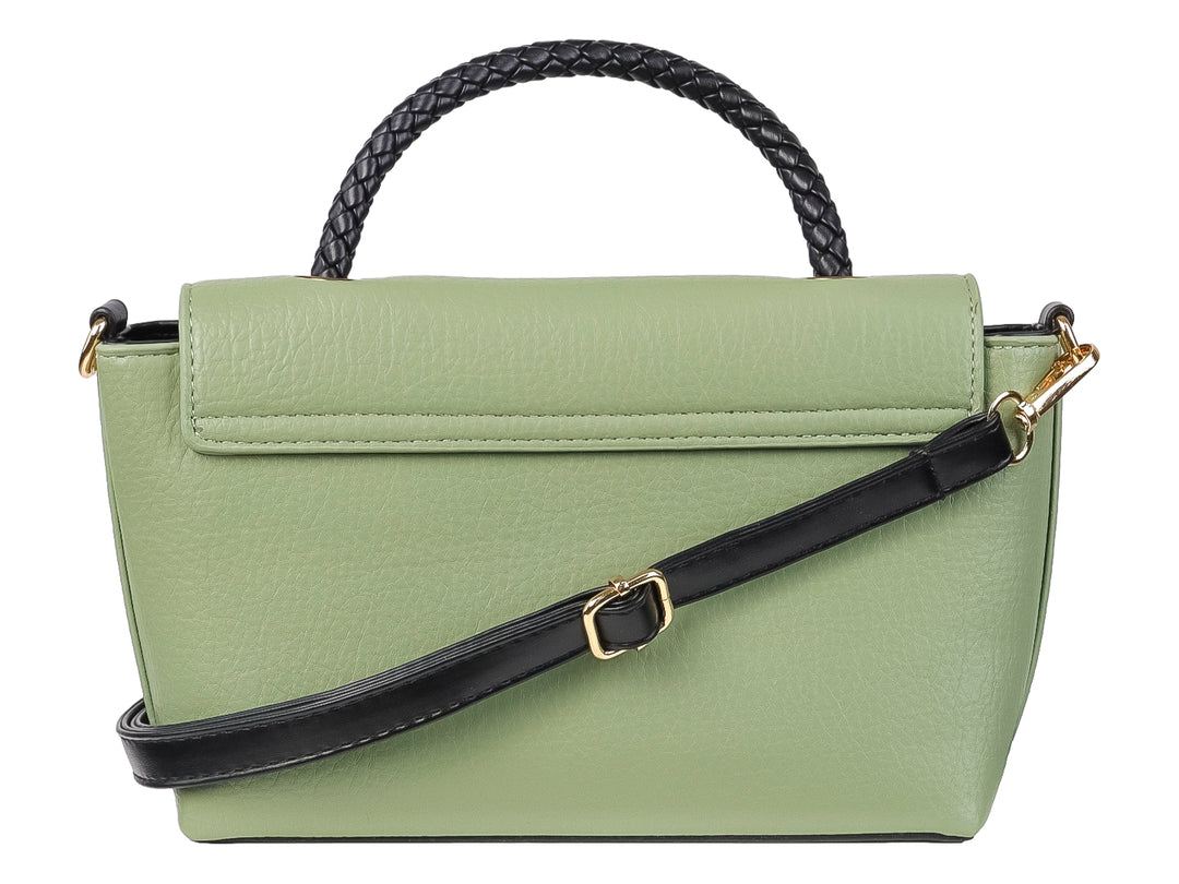 Bolso de mano color verde con asa superior trenzada en negro y detalle metálico dorado al frente.