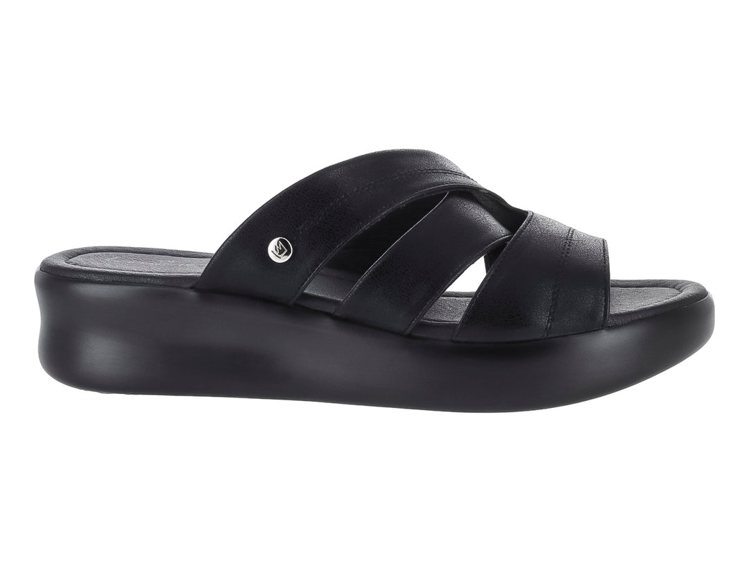 Sandalia negra de plataforma para mujer con correas cruzadas y suela gruesa.