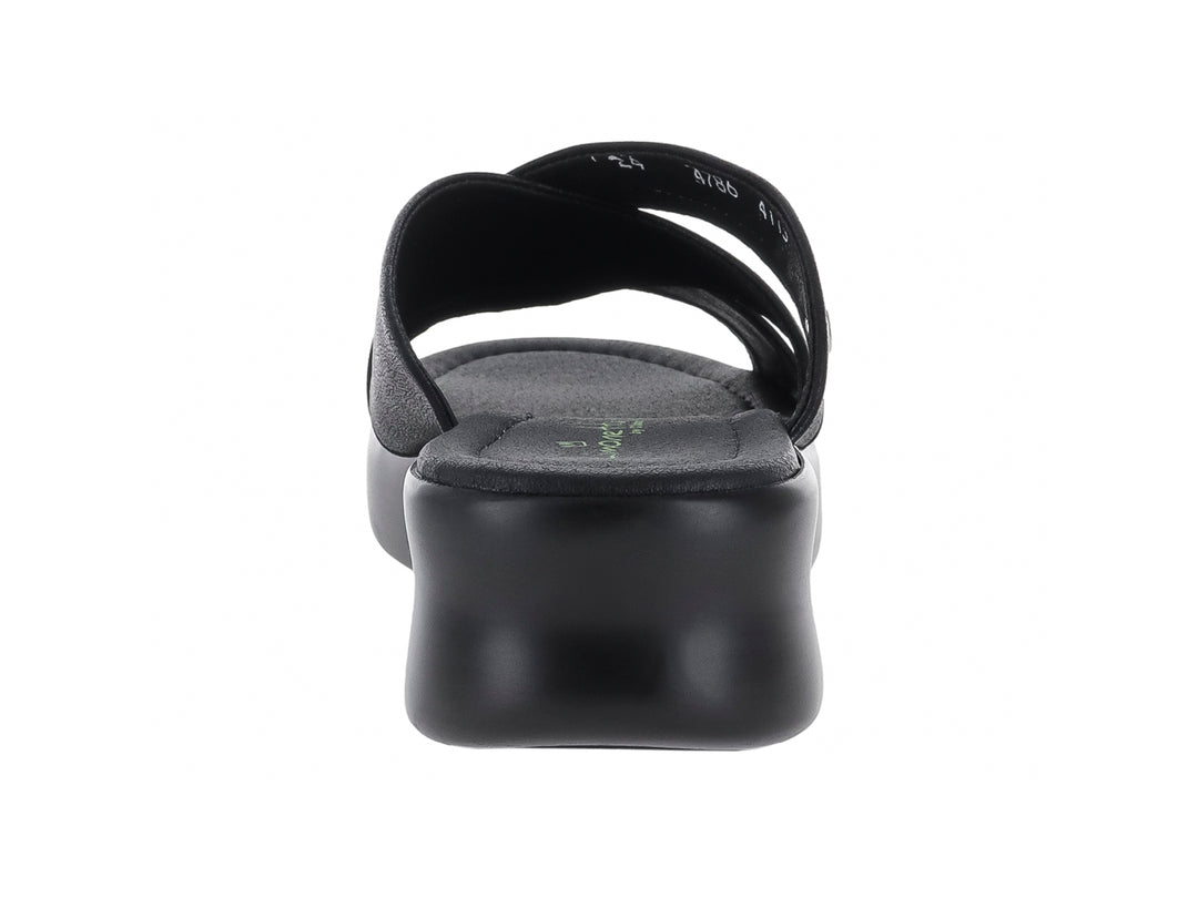 Sandalia negra de plataforma para mujer con correas cruzadas y suela gruesa.