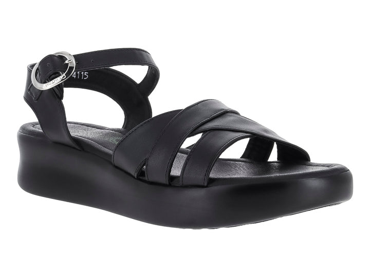 Sandalia de plataforma color negro con correas cruzadas y hebilla ajustable.