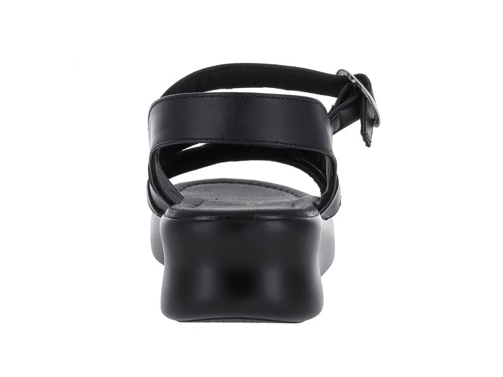 Sandalia de plataforma color negro con correas cruzadas y hebilla ajustable.