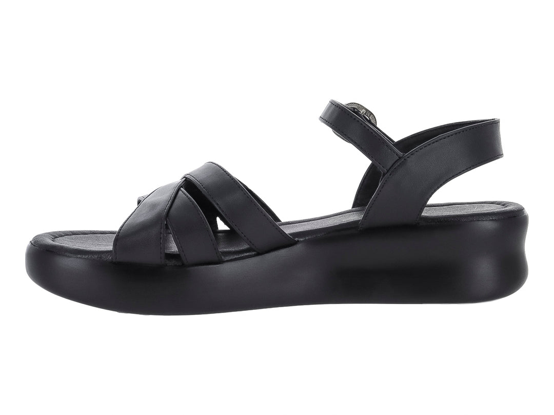 Sandalia de plataforma color negro con correas cruzadas y hebilla ajustable.