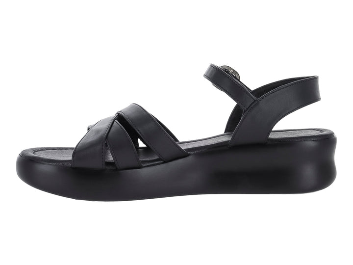 Sandalia de plataforma color negro con correas cruzadas y hebilla ajustable.
