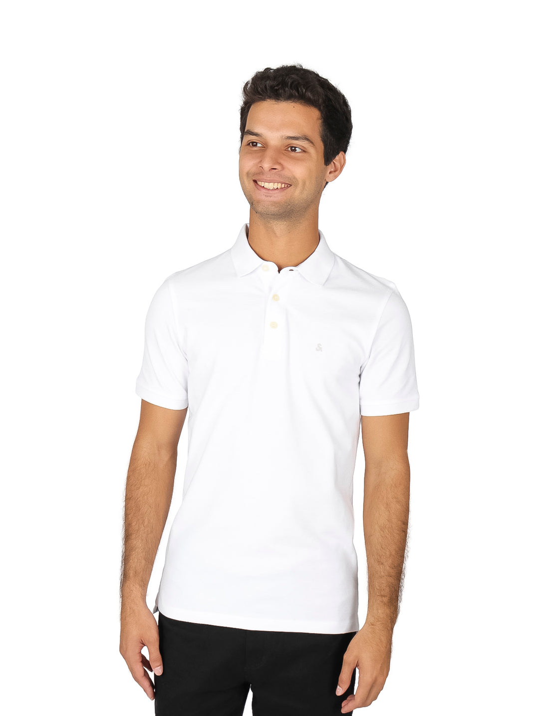 Hombre vistiendo una polo blanca de manga corta y pantalones negros sobre fondo blanco.