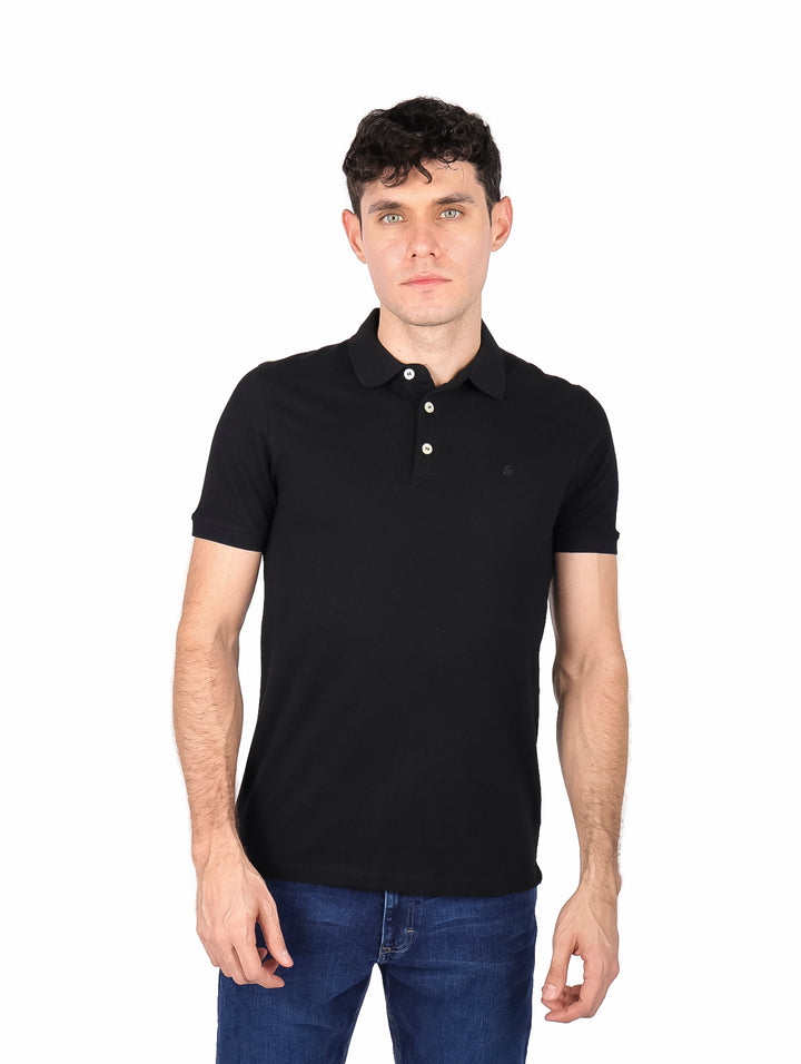 Hombre vistiendo una playera polo de color negro de manga corta con cuello y botones.