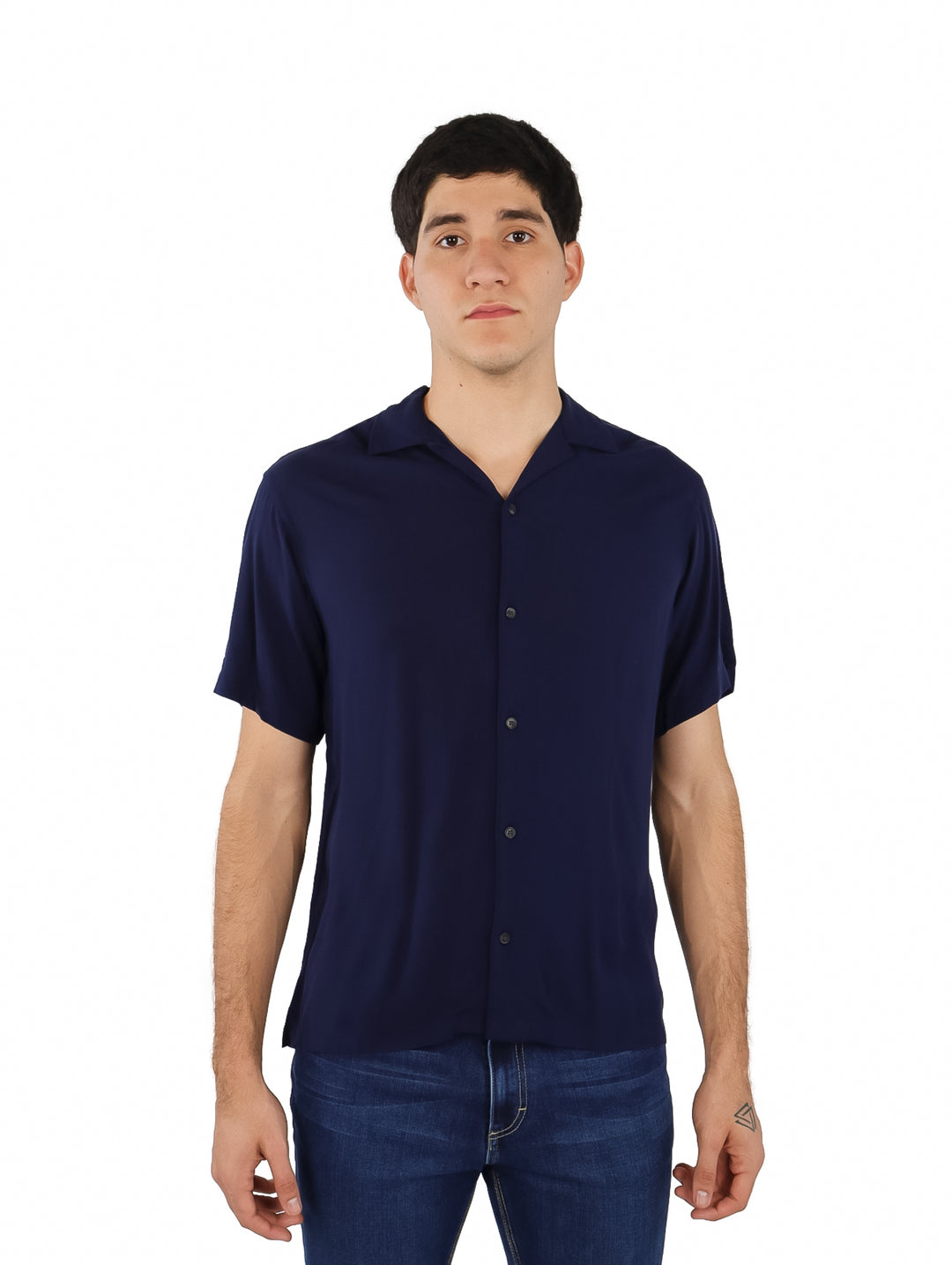Hombre vistiendo una camisa de manga corta color azul marino estilo resort.