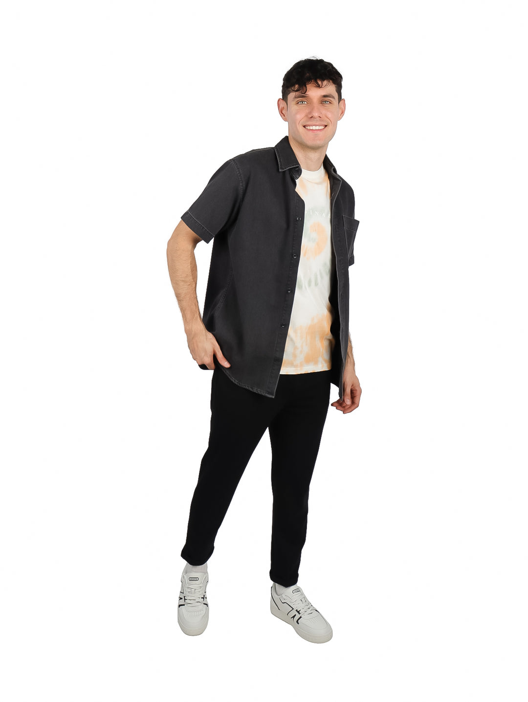 Hombre vistiendo una camisa de mezclilla color negro con manga corta y un bolsillo frontal.