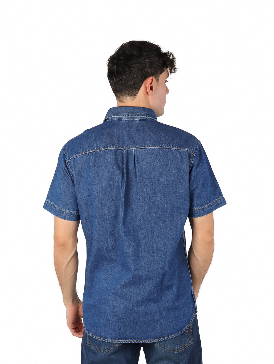 Hombre vistiendo una camisa de mezclilla azul de manga corta con un bolsillo frontal.