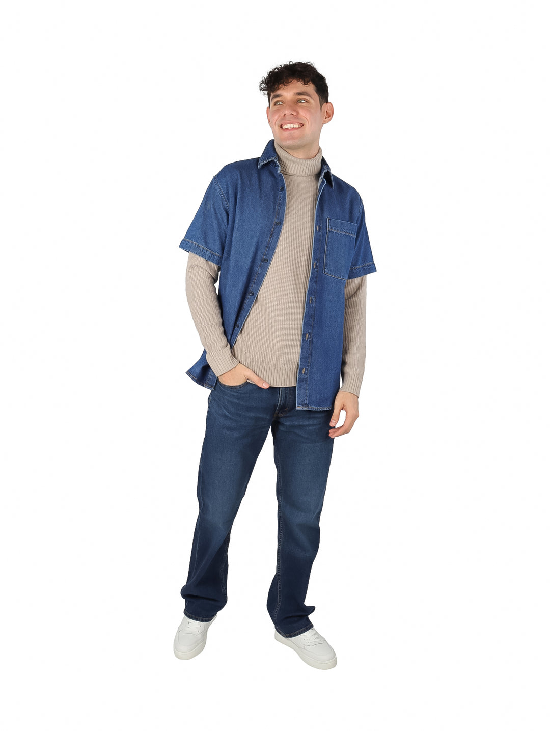 Hombre vistiendo una camisa de mezclilla azul de manga corta con un bolsillo frontal.