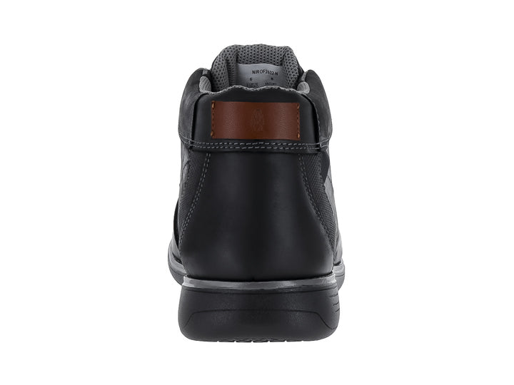 Zapato casual de cuero negro con cordones y suela gris oscuro.