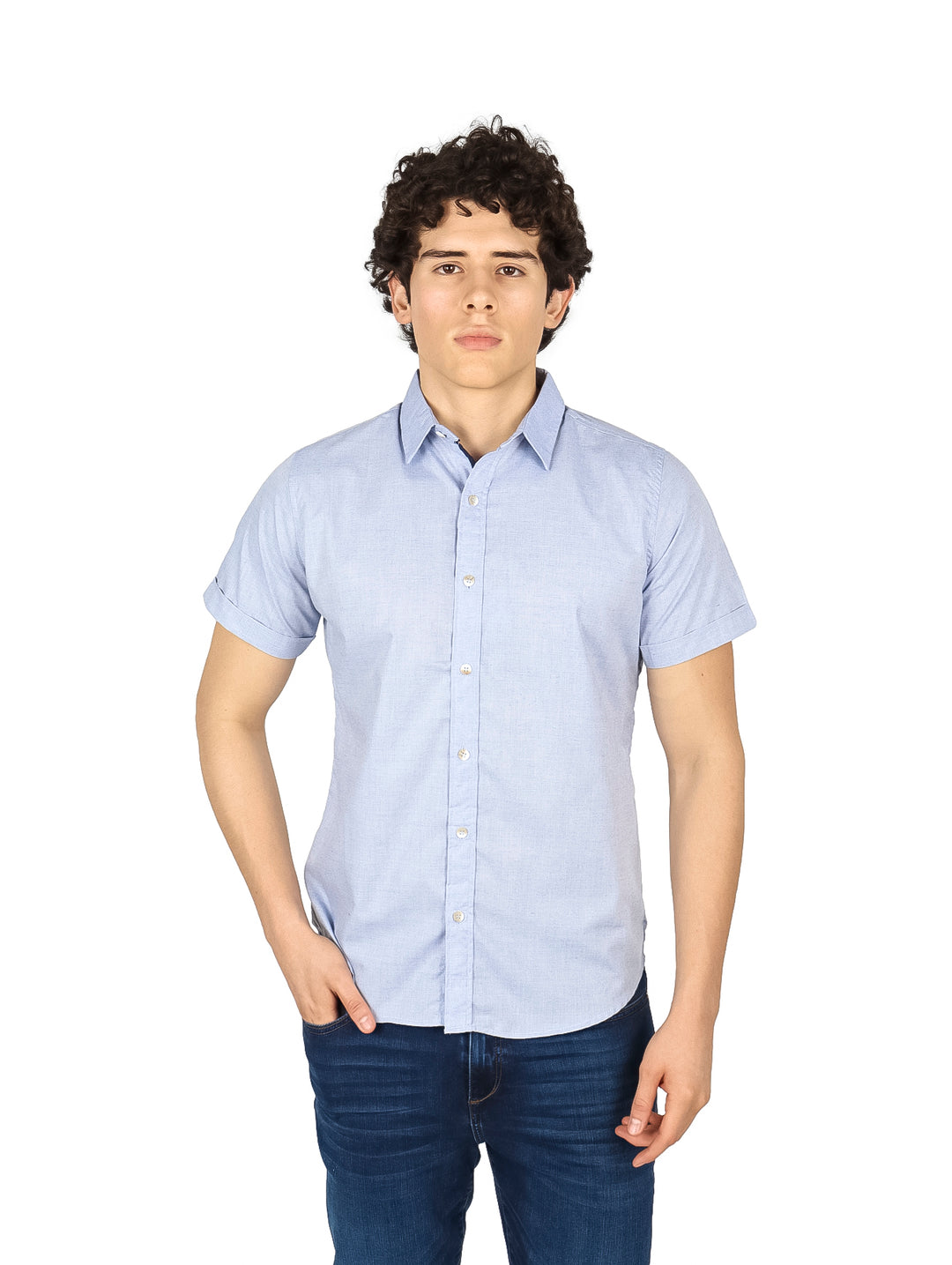 Hombre vistiendo una camisa de manga corta color azul cielo y pantalones vaqueros.