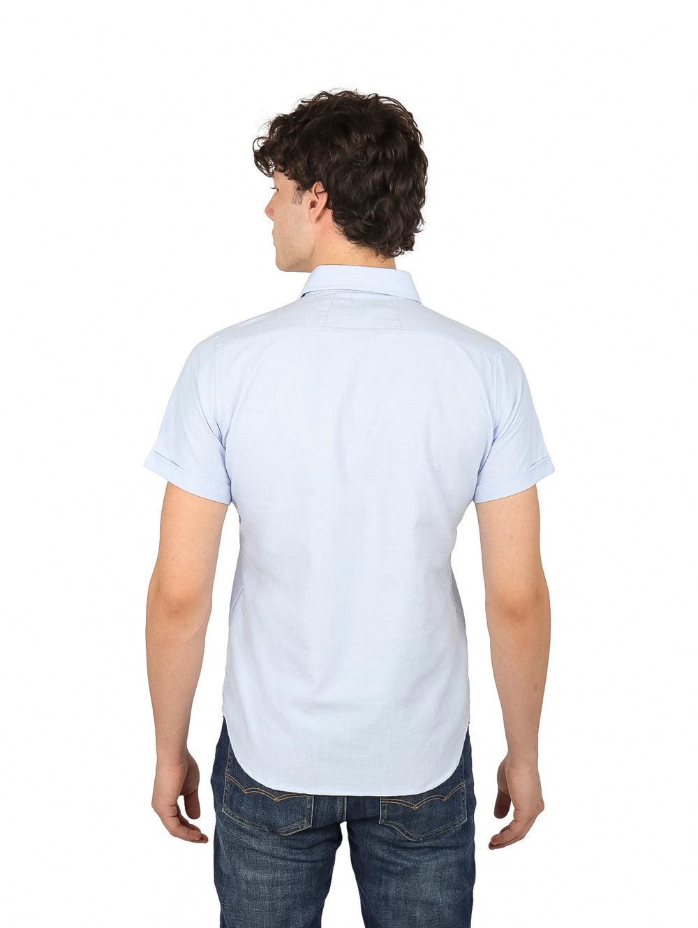 Hombre vistiendo una camisa casual de color azul claro con manga corta y botones frontales.