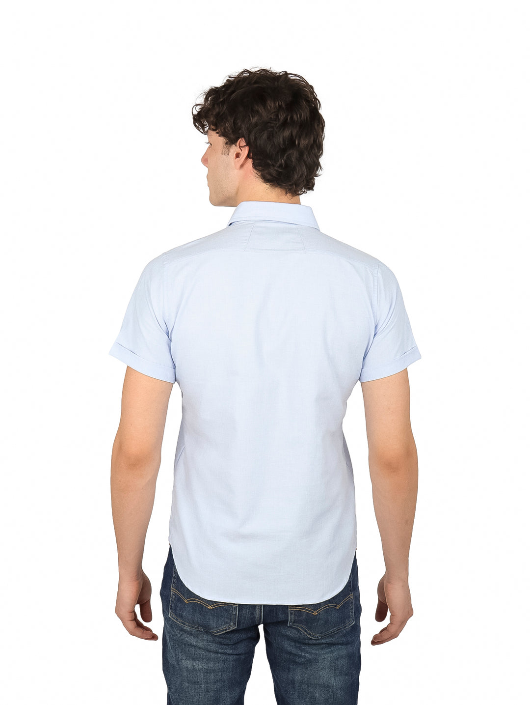 Hombre vistiendo una camisa casual de color azul claro con manga corta y botones frontales.