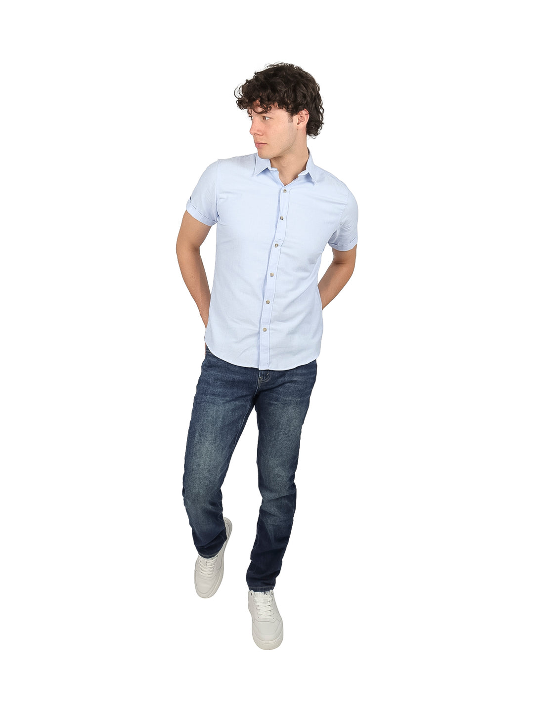 Hombre vistiendo una camisa casual de color azul claro con manga corta y botones frontales.