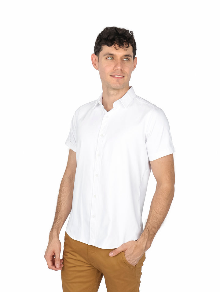 Hombre vistiendo una camisa blanca de manga corta y cuello, combinada con pantalones color café.