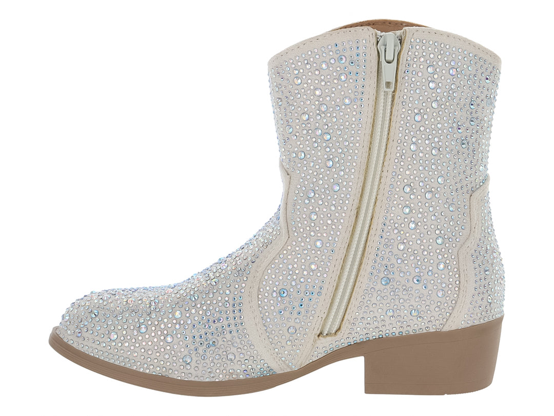Bota vaquera color plata con incrustaciones de pedrería brillante y suela color café.